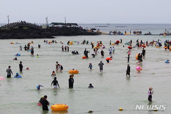 [제주=뉴시스] 양영전 기자 = '광복절 연휴'가 시작된 지난 13일 제주시 조천읍 함덕해수욕장을 찾은 피서객들이 물놀이를 즐기고 있다. 제주도관광협회는 지난 12일부터 오는 15일까지 나흘간 연휴에 제주에 17만명 넘는 관광객이 찾을 것으로 예상했다. 2022.08.13. 0jeoni@newsis.com