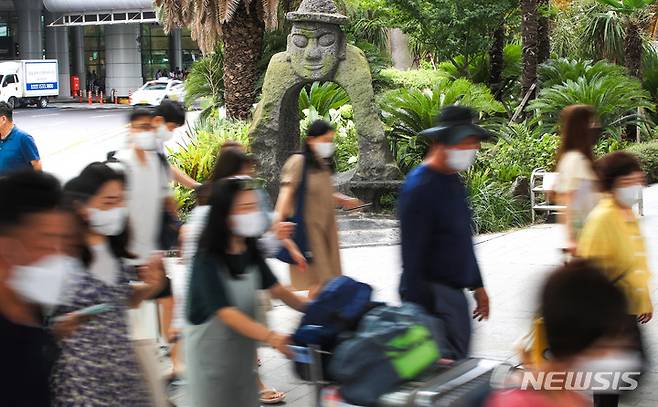 [제주=뉴시스] 우장호 기자 = 광복절 황금연휴를 앞둔 12일 오후 제주공항 1층 도착장이 막바지 휴가를 보내려는 가족과 친구, 연인들의 발걸음으로 북적이고 있다. 제주도관광협회에 따르면 오는 15일까지 나흘동안 17만1100명이 제주를 찾을 것으로 예측됐다. 이는 지난해 같은 기간(15만1172명)보다 13.2% 증가한 수치다. 2022.08.12. woo1223@newsis.com