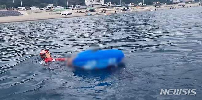 [포항=뉴시스]김정화 기자 = 포항시 남구 구룡포읍 신창간이해변 인근 해상에서 튜브를 착용한 채 해상에서 표류하던 피서객이 구조됐다. (사진 = 포항해양경찰서 제공) 2022.08.14. photo@newsis.com