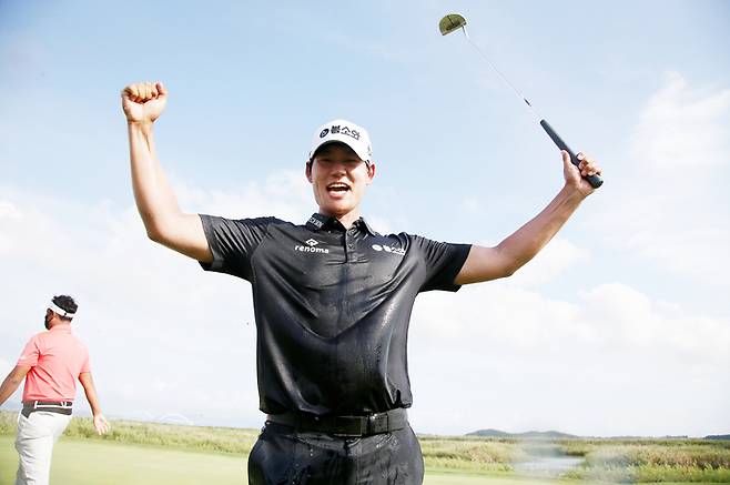 [서울=뉴시스] 정병혁 기자 = 14일 전남 영암군 사우스링크영암에서 열린 제4회 우성종합건설 오픈 FR에서 우승한 신용구 프로가 기뻐하고 있다.(사진=KPGA 제공) 2022.08.14. photo@newsis.com *재판매 및 DB 금지