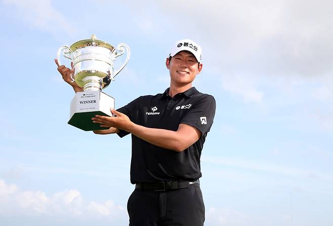 [서울=뉴시스] 정병혁 기자 = 14일 전남 영암군 사우스링크영암에서 열린 제4회 우성종합건설 오픈 FR에서 우승한 신용구 프로가 기뻐하고 있다.(사진=KPGA 제공) 2022.08.14. photo@newsis.com *재판매 및 DB 금지