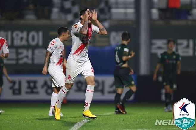 [서울=뉴시스]K리그2 경남 티아고. (사진=프로축구연맹 제공)