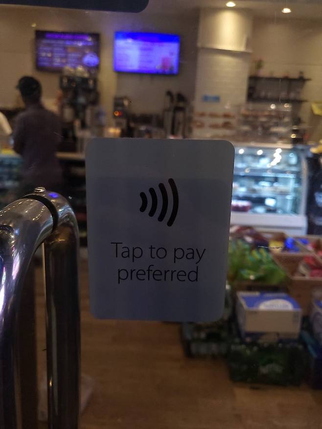 가게 문 앞에 이러한 표시가 있다는 것은 페이 결제가 가능하다는 의미다. 가게에 들어가기 전에 미리 페이 결제 가능 여부를 알 수 있다. 나상현 기자