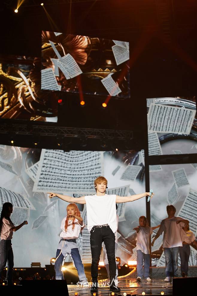 강다니엘 '혼자서도 꽉 채운 무대'[★포토]