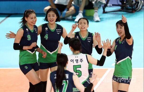 현대건설 선수들 환호.