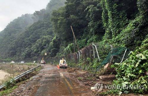 '폭우로 흘러내린 흙 치워요'    (청양=연합뉴스) 밤사이 집중 호우가 내린 충남 청양군 장평면 죽림리 일원에서 14일 오전 도로에 쏟아져 내린 토사를 제거하는 작업이 진행되고 있다. 2022.8.14 [독자 제공. 재판매 및 DB 금지] 
    kjunho@yna.co.kr
(끝)