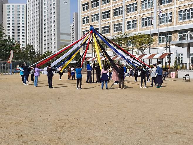 우리 전통놀이를 배우고 있는 아이들, 단심줄 놀이는 군중의 힘과 지혜를 하나로 모아 내외에 과시하고 흥과 신명을 고무, 고취하는데 좋은 형식으로 강강술래와 더불어 많이 행해지던 놀이다.