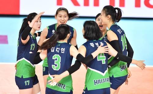 여자배구 현대건설이&nbsp; 압도적인 경기력을 뽐내며 KGC인삼공사를 완파하고 컵대회 2연속 우승에 도전한다. [한국배구연맹 제공]