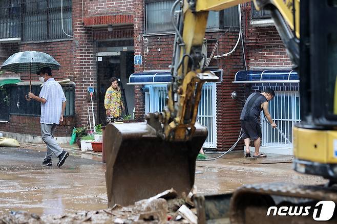 다. 9일 서울시 관악구 청룡동의 골목에 토사가 쓸려 내려와 있다. 2022.8.9/뉴스1 ⓒ News1 조태형 기자