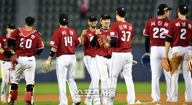 SSG 선수들이 14일 잠실야구장에서 열린 KBO리그 두산과 경기 승리 후 하이파이브를 하며 승리를 자축하고 있다. 잠실 | 최승섭기자 thunder@sportsseoul.com