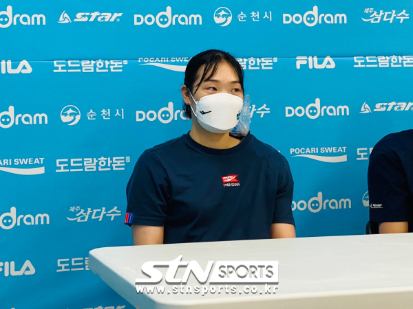 15일 순천팔마체육관에서 펼쳐진 기업은행과의 경기 후 인터뷰를 진행한 이원정(GS칼텍스). 사진｜대한배구연맹