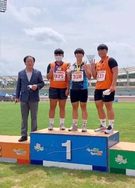 인천체고 최유빈이 시상식에서 기념좔영을 하고 있다. 사진｜인천체고 손의택 감독 제공