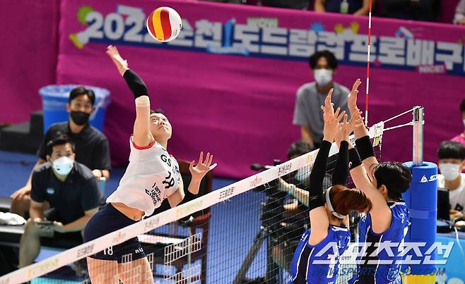GS칼텍스 권민지가 15일 IBK기업은행전서 스파이크를 때리고 있다. 사진제공=KOVO
