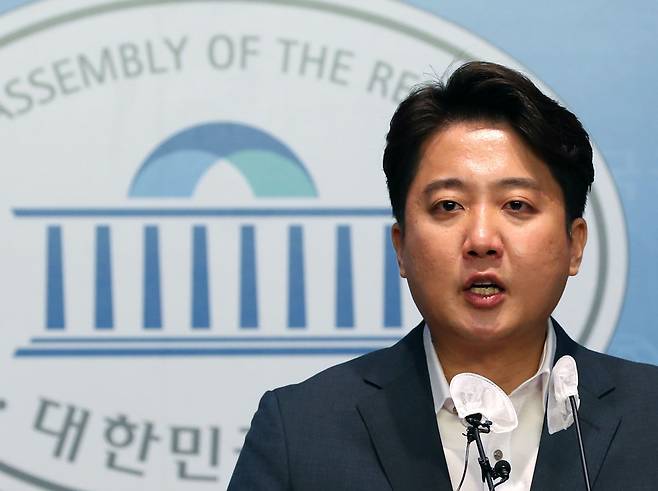 이준석 국민의힘 대표가 13일 서울 여의도 국회 소통관에서 기자회견을 열고 있다. 이 대표는 당 중앙윤리위원회에서 당원권 정지 6개월 중징계를 받은 이후 36일 만인 이날 처음으로 공식 석상에 모습을 드러냈다. 2022.8.13/뉴스1