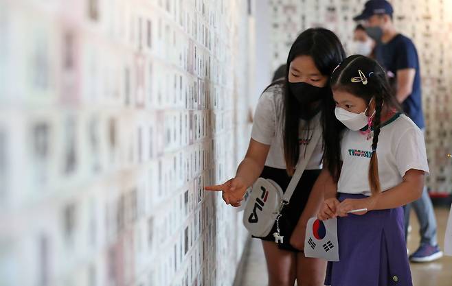제77회 광복절인 15일 서울 서대문형무소역사관에서 한 어린이가 '독립운동가 수형기록표'를 보며 동생에게 설명해주고 있다. 2022.08.15 /남강호 기자