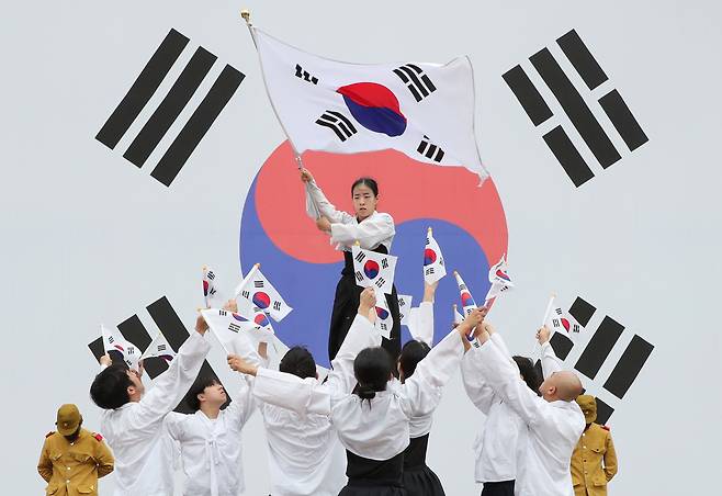 제77주년 광복절인 15일 서울 서대문형무소역사관 광장에서 미르메 태권도 시범단이 태권도 독립 퍼포먼스를 하고 있다.  2022.08.15 /남강호 기자