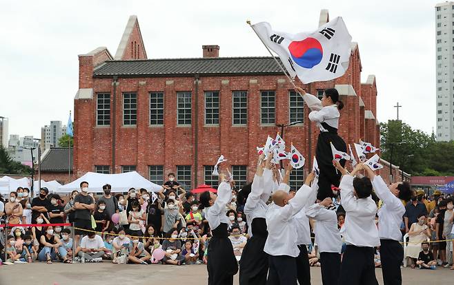 제77주년 광복절인 15일 서울 서대문형무소역사관 광장에서 미르메 태권도 시범단이 태권도 독립 퍼포먼스를 펼치고 있다.  2022.08.15 /남강호 기자