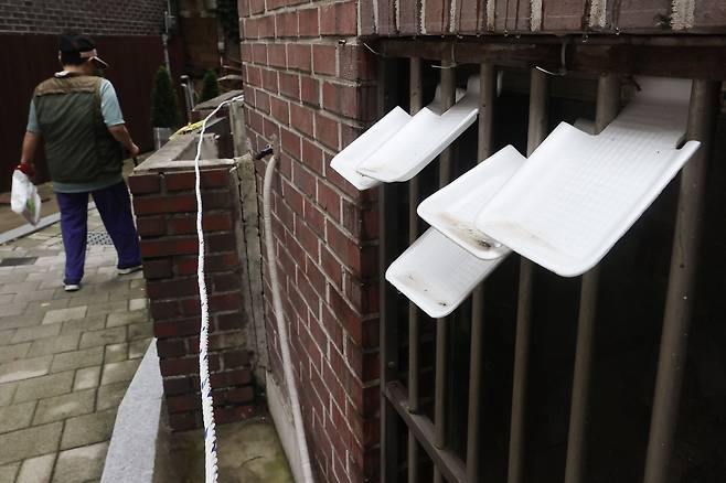 15일 서울 시내 한 반지하 주택 방범창에 스티로폼으로 만든 빗물받이가 끼워져 있다. /연합뉴스
