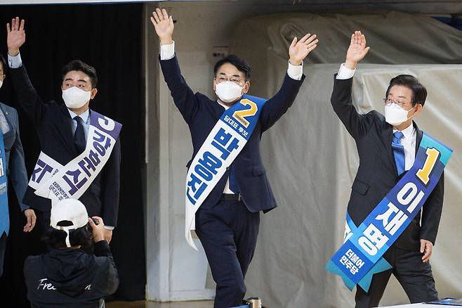 강훈식(왼쪽부터), 박용진, 이재명 더불어민주당 당대표 후보가 14일 대전 한밭종합운동장 충무실내체육관에서 열린 민주당 당대표 및 최고위원 후보자 대전·세종시당 합동연설회에 참석하며 당원들을 향해 인사하고 있다./뉴스1