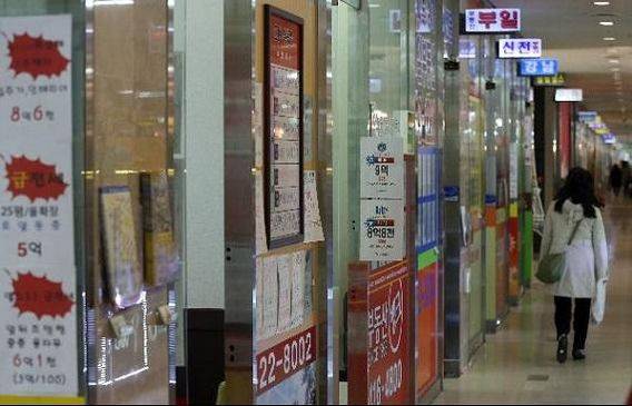 서울 강남의 한 상가 건물에 공인중개사 사무소가 줄지어 들어서 있다. 기사와 직접적 연관 없음. /조선DB