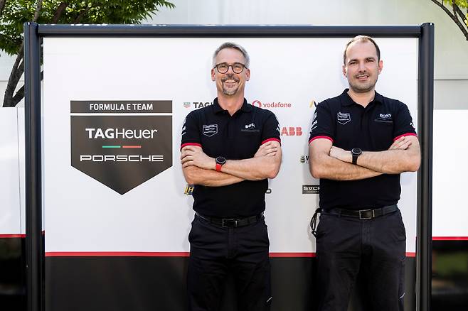 플로리안 모들링거 팩토리 모터스포츠 포뮬러E 디렉터(왼쪽)와 토마스 로덴바흐 포르쉐 모터스포츠 회장(오른쪽)이 지난 12일 서울잠실종합운동장에서 인터뷰를 가진 뒤 기념촬영을 하고 있다. /포르쉐코리아 제공