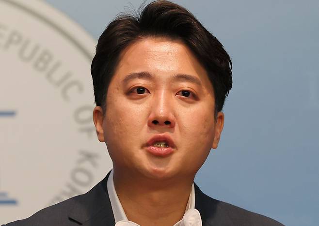 국민의힘 이준석 대표가 13일 오후 국회 소통관에서 기자회견을 열고 당 비상대책위원회 체제 전환에 대한 가처분 신청 등과 관련해 직접 입장을 밝히던 중 눈시울이 붉어지고 있다. /연합뉴스