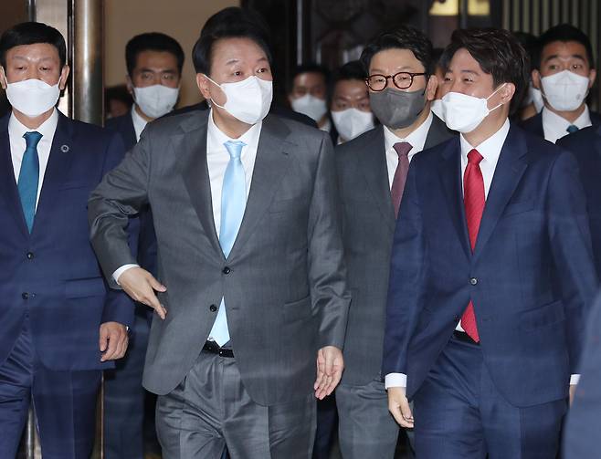 5월 16일 윤석열 대통령이 서울 여의도 국회에서 열린 본회의에서 코로나19 손실보상을 위한 추가경정예산(추경)안에 대한 시정연설을 한 뒤 본회의장을 나서고 있다. 오른쪽은 이준석 국민의힘 대표. /조선DB