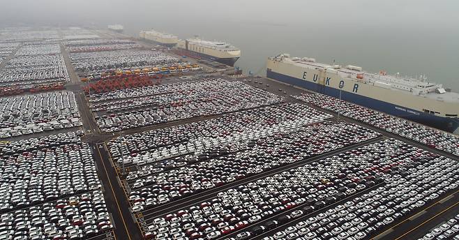경기도 평택항에서 현대·기아·쌍용차 등 국내 생산된 자동차들이 수출을 위해 선적을 기다리고 있다. /조선DB