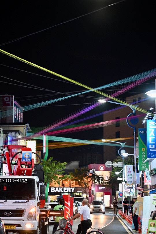 광주시 광산로에 설치된 스트링아트 작품 '하늘, 땅 그리고 선과 빛'.