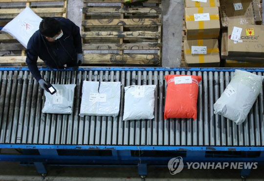 인천시 중구 인천본부세관 특송물류센터에서 관계자가 물품의 바코드를 찍고 있는 모습. <연합뉴스>