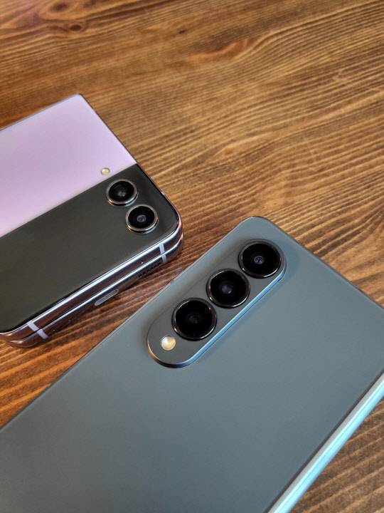 '갤럭시Z플립4'와 '갤럭시Z폴드4'. 김나인 기자