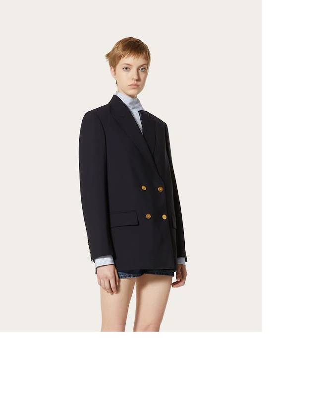 버진 울 97% 소재 클래식 네이비 블레이저는 4백4십만원, Valentino.