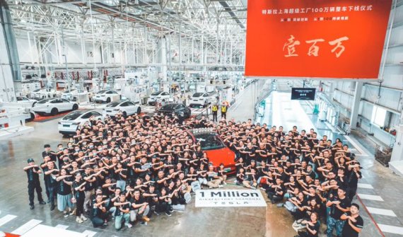 테슬라 중국 상하이 공장(기가 상하이)에서 직원들이 100만번째 전기차 생산을 기념하는 사진을 찍고 있다. /사진=일론 머스크 테슬라 CEO 트위터