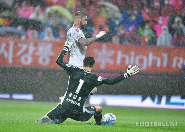 라스(왼쪽, 수원FC), 유상훈(오른쪽, 강원FC). 서형권 기자