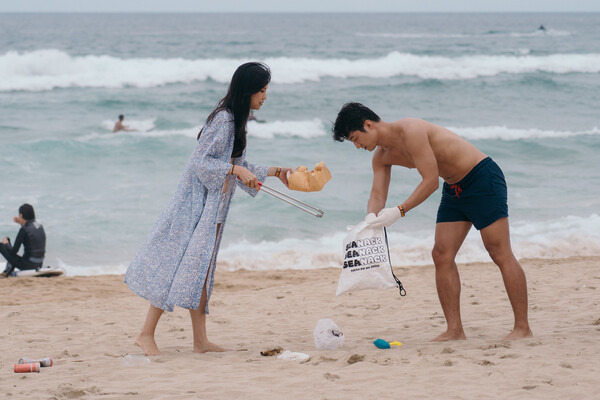 해안쓰레기를 과자로 바꿔주는 환경재단 ‘씨낵 캠페인’ 참가자가 쓰레기를 줍고 있다. 환경재단 제공