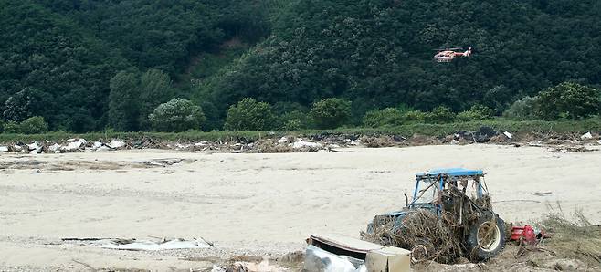 지난 9일 강원 원주시 섬강에서 실종된 노부부를 찾기 위한 수색작업 7일째인 15일, 소방 당국이 실종 추정 지점인 섬강 지류 인근 인삼밭이었던 곳에서 소방헬기를 비롯해 중장비와 수색견 등을 투입, 정밀 수색을 하고 있다. 연합뉴스