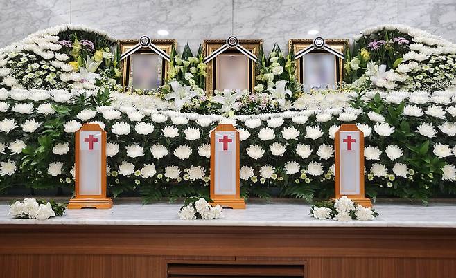지난 8일부터 이틀간 이어진 폭우로 목숨을 잃은 서울 관악구 신림동 반지하 주택의 가족들의 빈소가 10일 여의도성모병원 장례식장에 차려졌다. 연합뉴스