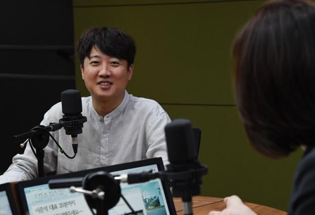 이준석 국민의힘 대표가 15일 서울 양천구 CBS 사옥을 찾아 CBS라디오 '김현정의 뉴스쇼'에 출연하고 있다. 뉴시스