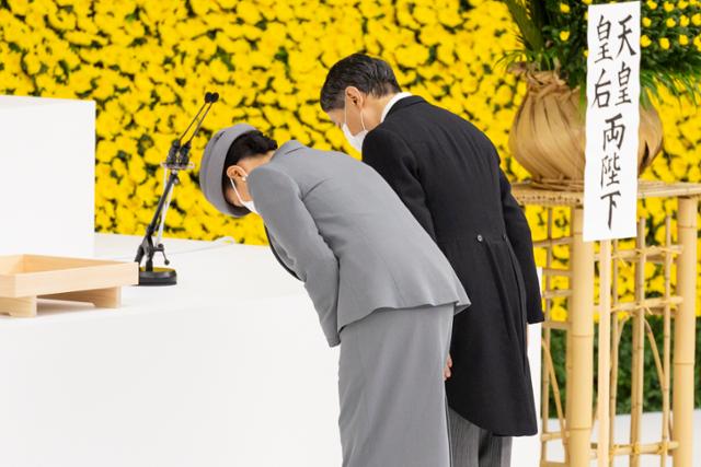 일본 패전일인 15일 도쿄 일본무도관에서 열린 전몰자 추도식에서 나루히토 일왕 부부가 전몰자를 추모하며 절하고 있다. 도쿄=AP 연합뉴스