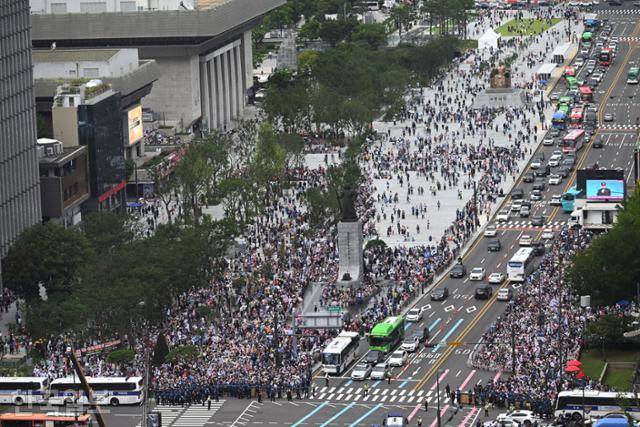 일부 태극기 집회 참가자들이 15일 오후 광화문광장 이순신장군 동상 앞에 자리 잡고 집회를 하고 있다. 고영권 기자
