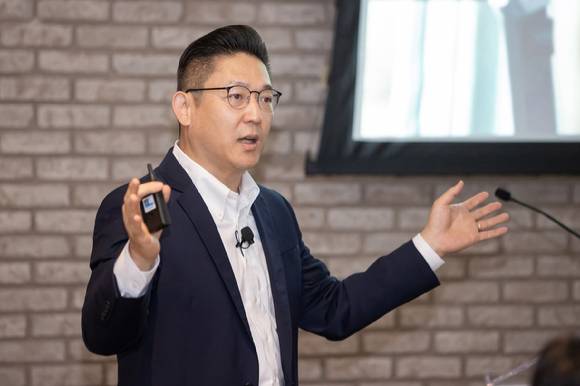 양태종 삼성전자 MX사업부 헬스 개발팀 부사장 지난 11일 오전 9시(현지시간) 미국 뉴욕 드림 호텔에서 진행된 '갤럭시워치 5 헬스 브리핑'에 참여해 삼성전자의 '웰니스' 핵심 원칙을 설명하고 있다. [사진=삼성전자]