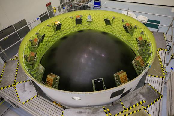 미국 플로리다에 있는 NASA 케네디 우주 센터의 오리온 스테이지 어댑터 내부. 큐브샛이 링 모양의 스테이지 어댑터에 배치돼 있다. 스테이지 어댑터는 SLS(Space Launch System) 임시 극저온 추진 스테이지에 연결된다. 스테이지 어댑터 위에 오리온 우주선이 고정된다. [사진=NASA]