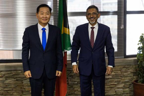 한종희 삼성전자 DX부문장 부회장(왼쪽)이 11일(현지시간) 남아프리카공화국 행정수도 프리토리아에서 이브라힘 파텔 통상산업부장관을 만나 삼성전자 주요 활동을 논의하고 '2030 부산엑스포' 유치 활동을 지원했다. [사진=삼성전자]