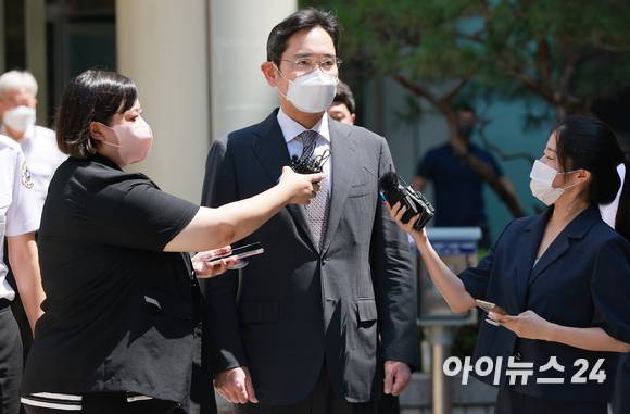 이재용 삼성전자 부회장이 12일 오후 서초구 서울 중앙지방법원에서 열린 회계 부정과 부당 합병 등의 공판을 마치고 나와 취재진 질문에 답하고 있다. [사진=김성진 기자]