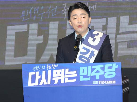 더불어민주당 8·28 전당대회 당대표 선거에 출마한 강훈식 후보가 지난 6일 오전 강원 원주시 한라대학교 대강당에서 열린 당 대표·최고위원 후보 합동연설회에서 연설하고 있다. [사진=뉴시스]