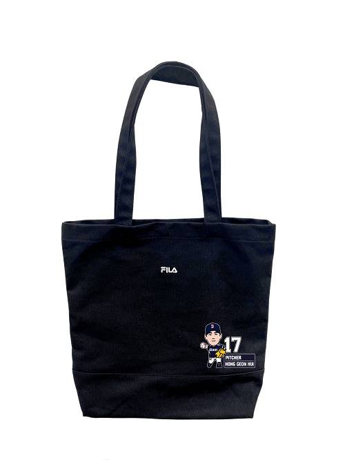 두산 베어스 구단은 오는 24일 KT 위즈와 홈 경기에서 허슬두데이 행사를 진행하고 허슬두데이존으로 입장하는 관중들에게 투수 홍건희 캐리커처가 새겨진 에코백을 증정한다. [사진=두산 베어스]