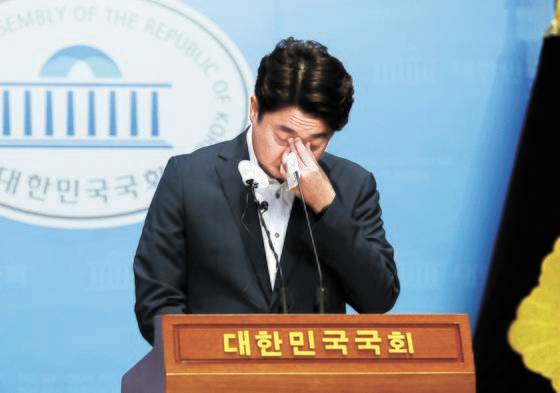 국민의힘 이준석 대표가 13일 오후 국회 소통관에서 기자회견을 열고 당 비상대책위원회 체제 전환에 대한 가처분 신청 등과 관련해 직접 입장을 밝히던 중 눈물을 닦고 있다. [연합뉴스]