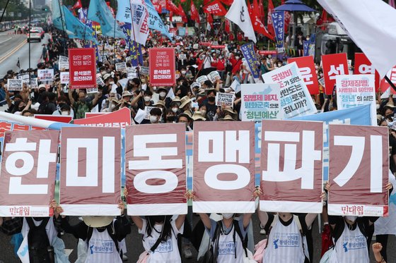 13일 오후 서울 용산 삼각지역 일대에서 8·15 전국노동자대회 및 자주평화통일대회가 진행되고 있다.[뉴스1]