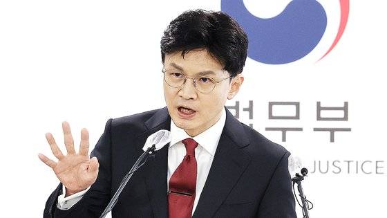 한동훈 법무부 장관이 지난 11일 검사의 수사개시 규정과 관련해 브리핑하고 있다. 오는 16일 오후 2시에 열리는 검찰총장후보추천위원회를 앞두고 법무부는 지난 주말께 후보 9명을 압축했다. [연합뉴스]