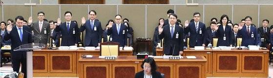 2019년 10월 17일 당시 윤석열 검찰총장과 대검 간부들이 국회 법사위 국정감사에서 선서하고 있다. 윤석열 대통령 취임 이후 첫 검찰총장 자리에 누가 추천될 지 초미의 관심사다. [연합뉴스]